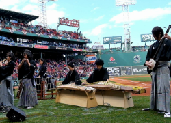 フェンウェイパークにて和楽器演奏する様子