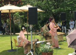 イングリッシュガーデンでイベント演奏する様子