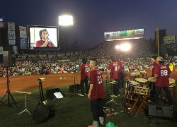 楽天スタジアムで和楽器演奏する写真