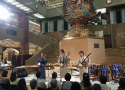 天女像の前で和楽器演奏する写真