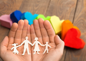 手のひらに家族のシルエット切り絵が載るイメージカット