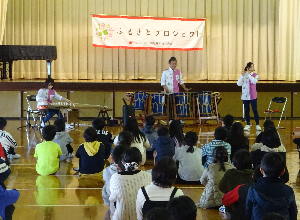 メリーちゃんと子ども達が植樹をしている写真